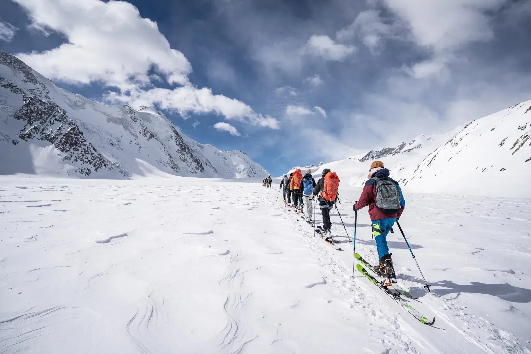 Skitourengänger im Aufstieg zur Lötschenlücke